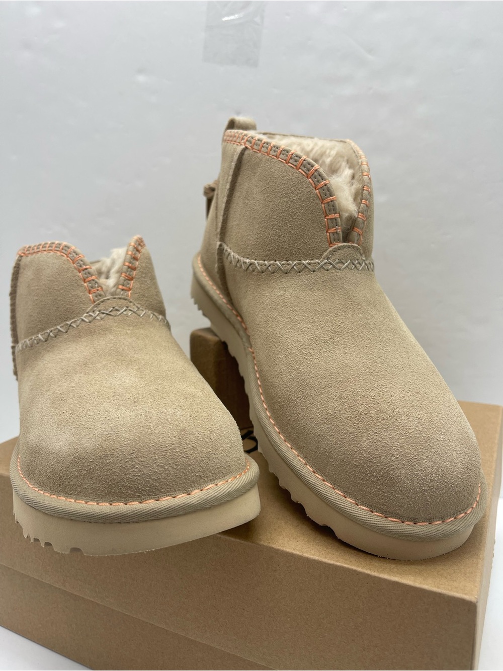 UGG W CLASSIC ULTRA MINI ELARIA
MDSD - Mustard Seed
Ankle Booties Shearling - Picture 5 of 16